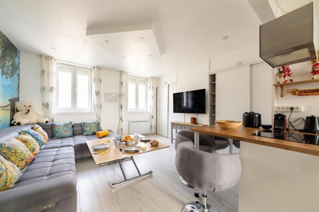 Televízia a/alebo spoločenská miestnosť v ubytovaní Casa Inca Calais - Duplex Soleil Latino - Parking Free, Station