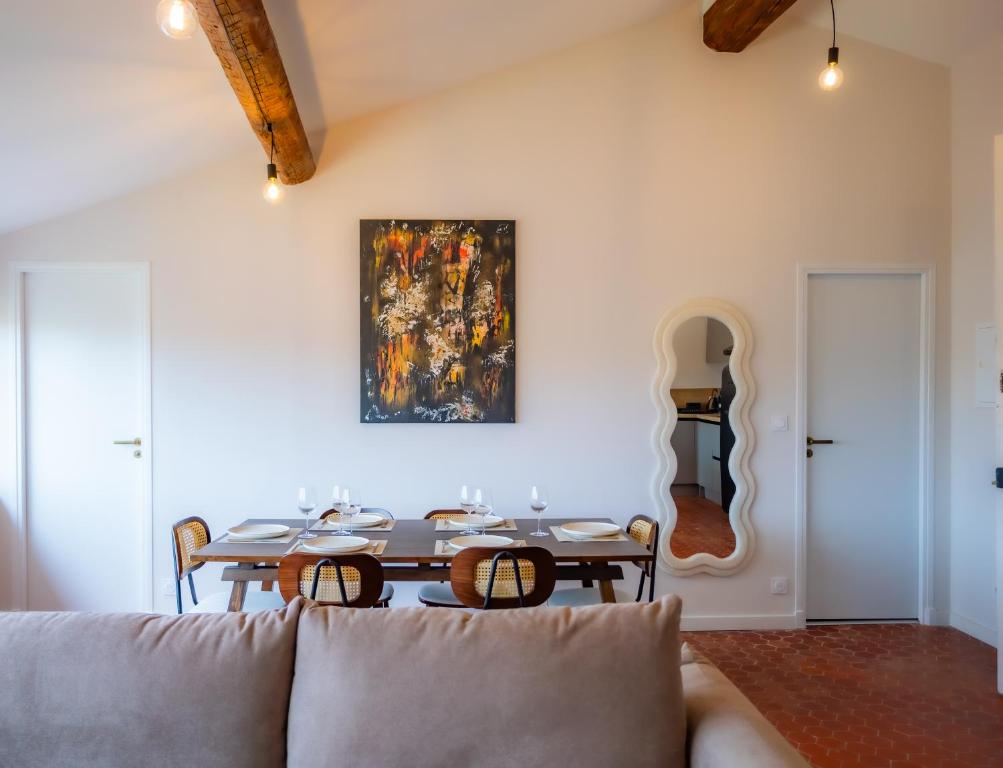 une salle à manger avec une table et un canapé dans l'établissement #401 Heart of Vieil Antibes - Place Nationale-High-End Newly Renovated & Furnished Appartment, à Antibes