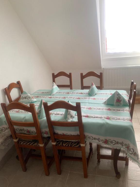 - une table avec deux chaises et une couette dans l'établissement Gîte rose, à Colmar