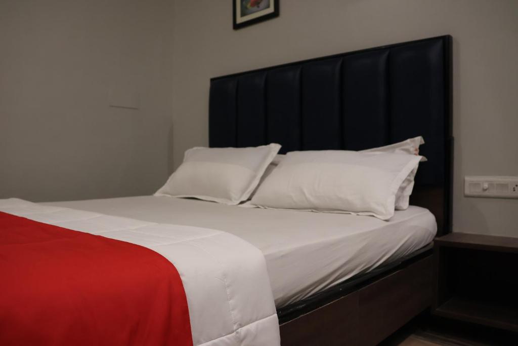 Postel nebo postele na pokoji v ubytování Raghunandan Residency