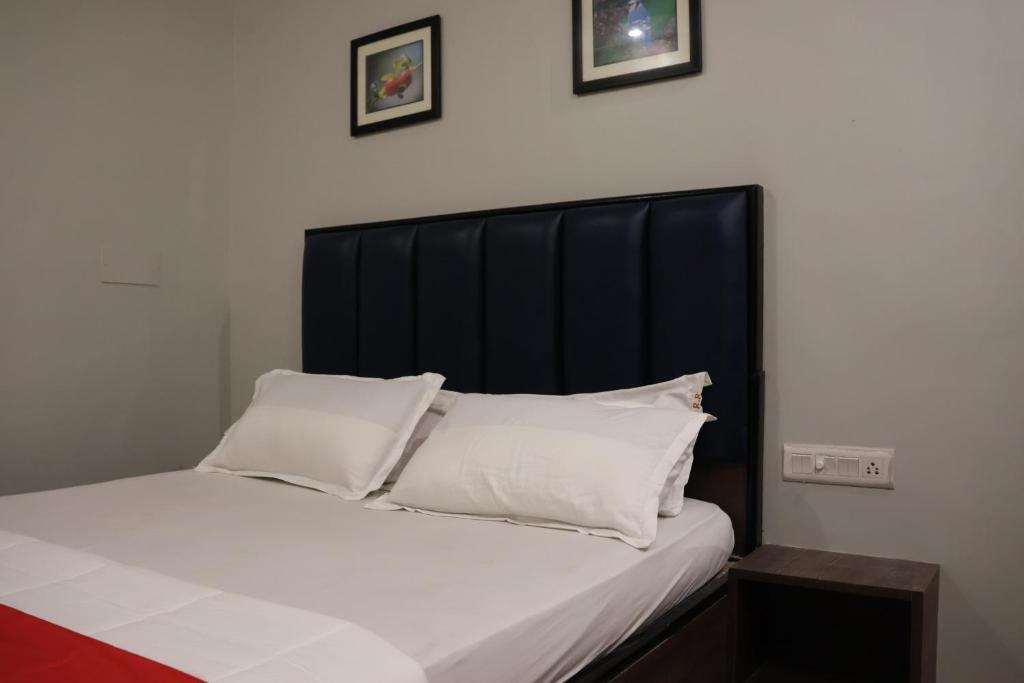 Postel nebo postele na pokoji v ubytování Raghunandan Residency