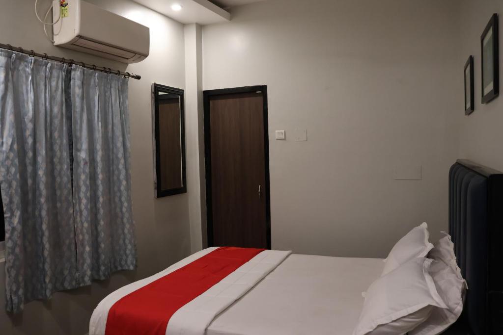Postel nebo postele na pokoji v ubytování Raghunandan Residency
