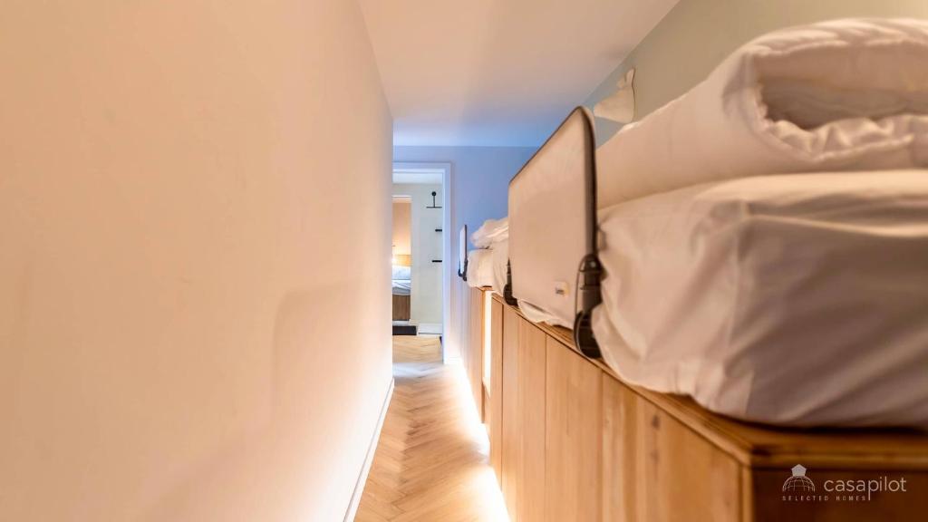 een kamer met 2 stapelbedden en een hal bij Villa Frans Lichtrijk appartement 2slpk in Oostende