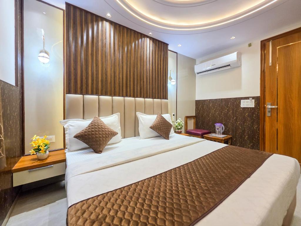 Postel nebo postele na pokoji v ubytování Delhi Delight Premium