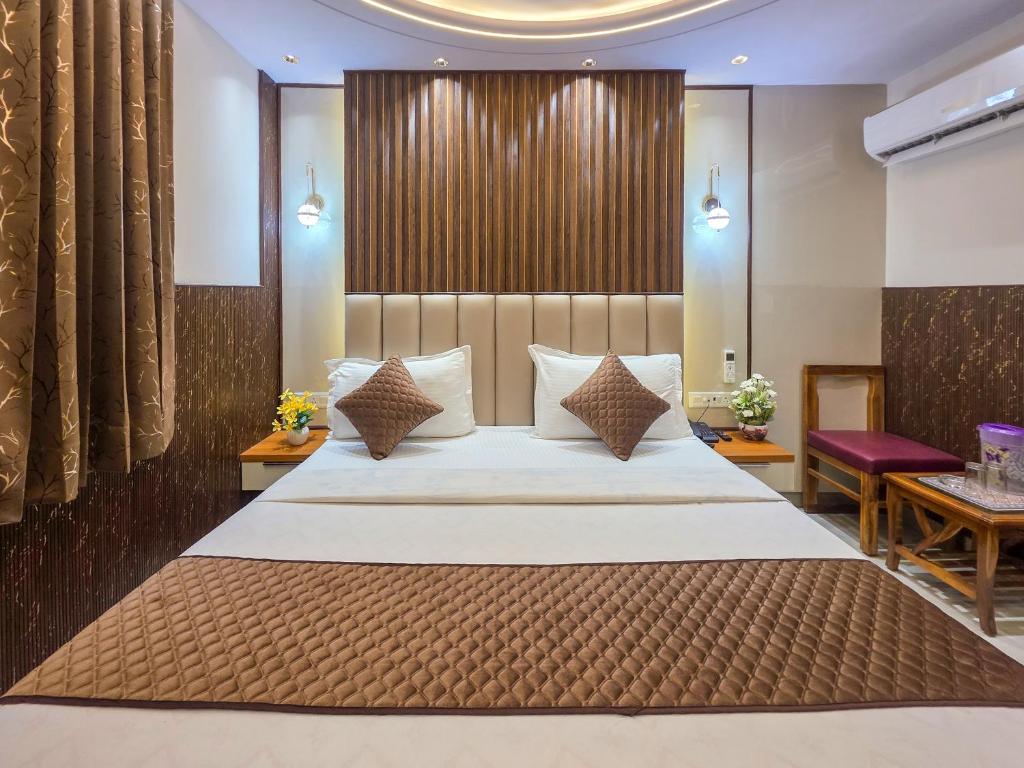 Postel nebo postele na pokoji v ubytování Delhi Delight Premium