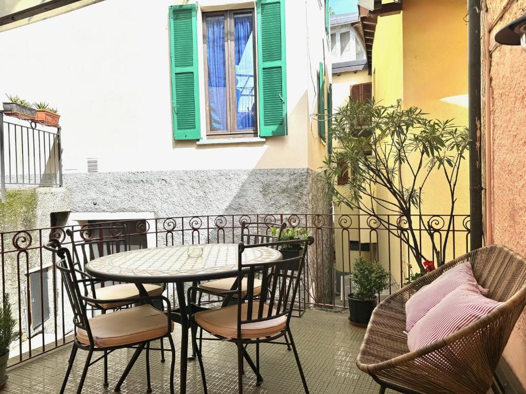 A balcony or terrace at Via Scale Apartments, Lake Como, Brienno