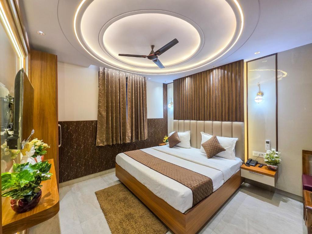 Postel nebo postele na pokoji v ubytování Delhi Delight Premium