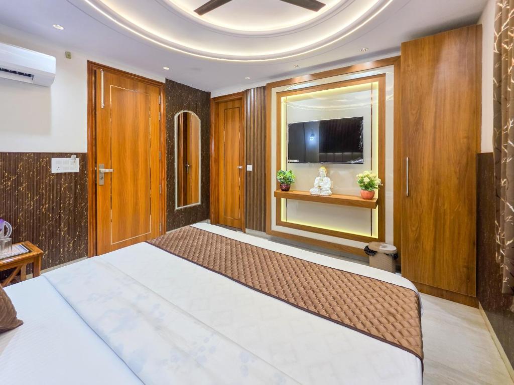 TV a/nebo společenská místnost v ubytování Delhi Delight Premium