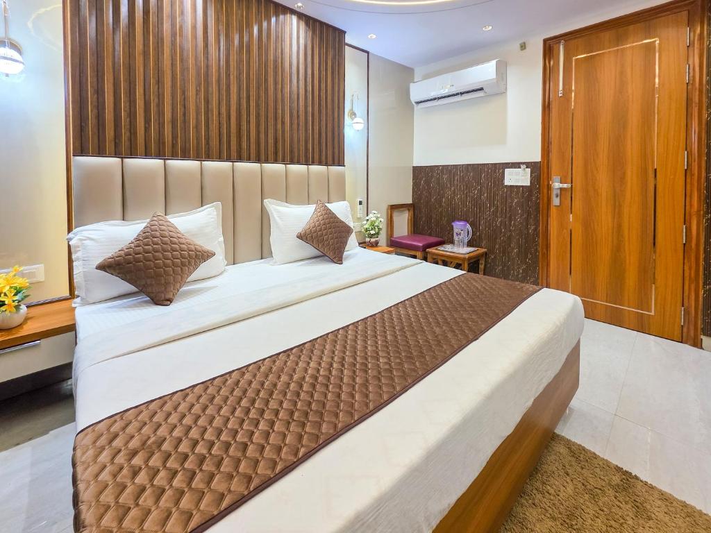 Postel nebo postele na pokoji v ubytování Delhi Delight Premium