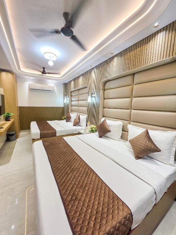 Postel nebo postele na pokoji v ubytování Delhi Delight Premium