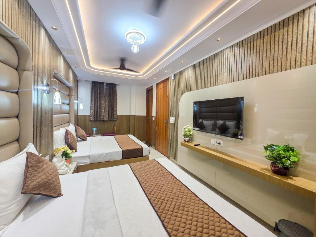 TV a/nebo společenská místnost v ubytování Delhi Delight Premium