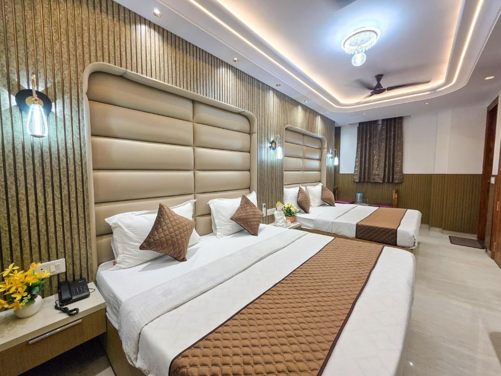 Postel nebo postele na pokoji v ubytování Delhi Delight Premium