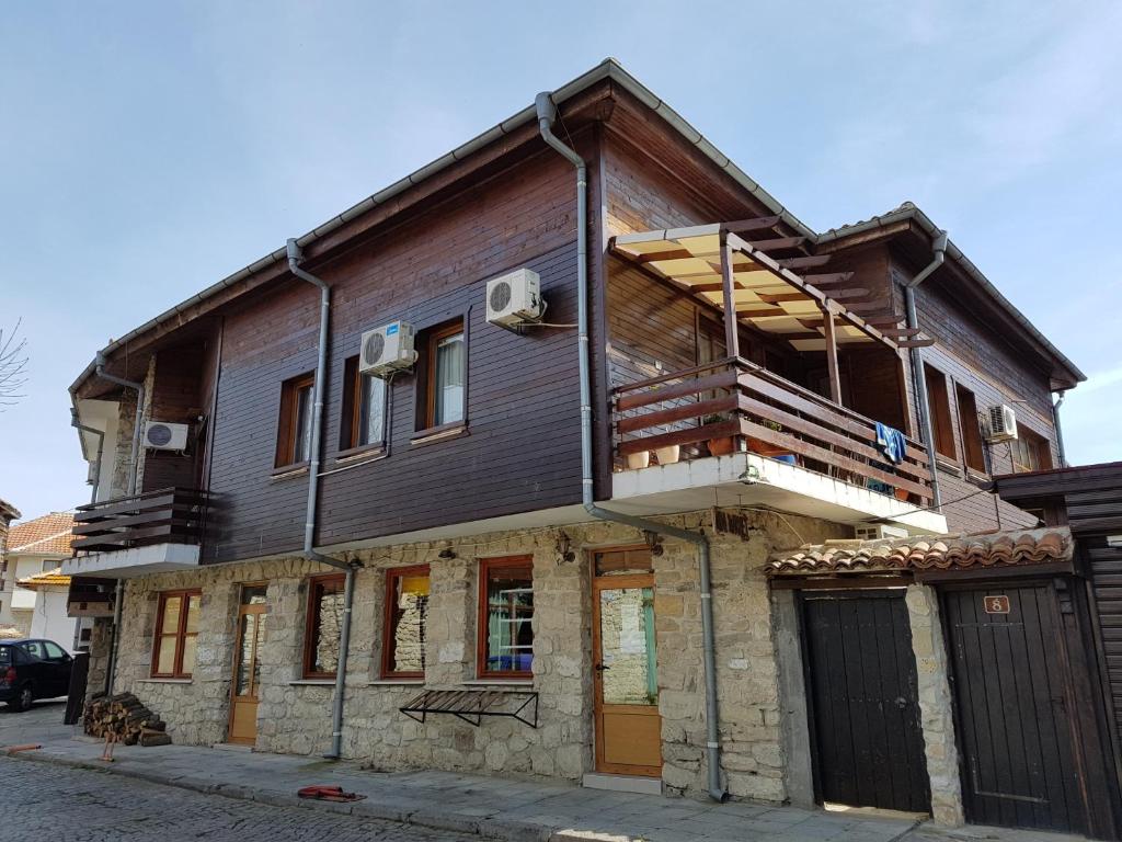 ein Haus, das an der Seite einer Straße gebaut wird in der Unterkunft Tatjana Apartments in Nessebar