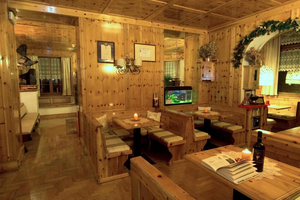 TV a/nebo společenská místnost v ubytování Albergo Adele