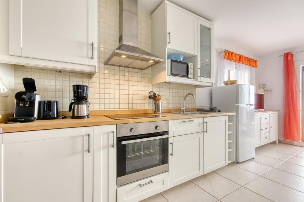 Kuchyň nebo kuchyňský kout v ubytování Villa Buraux