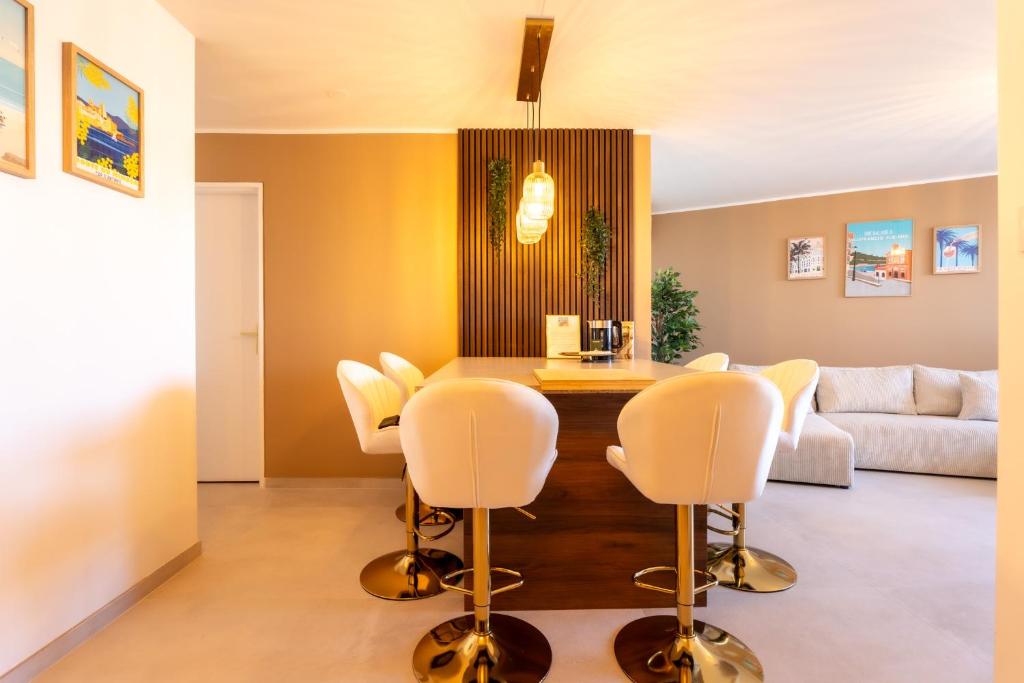 un salon avec une table et des chaises blanches dans l'établissement Le Sunrise, à Nice