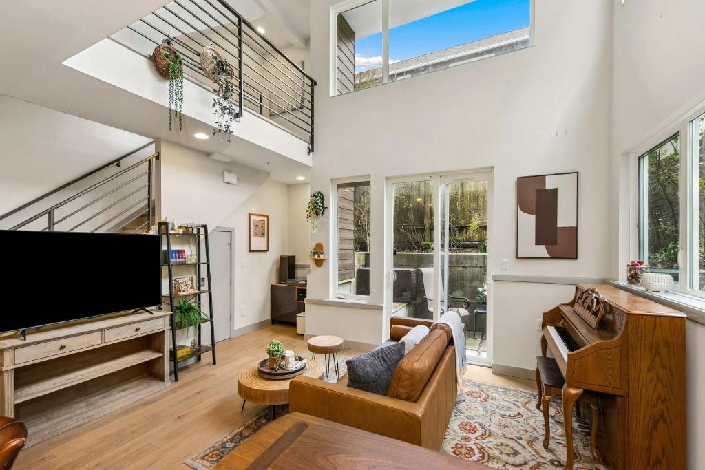 un soggiorno con una grande TV a schermo piatto di Lake & City View Modern Retreat w AC a Seattle