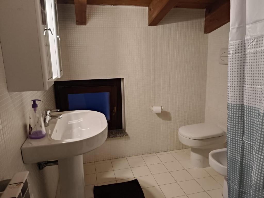 A bathroom at VILLA ANNAMARIA