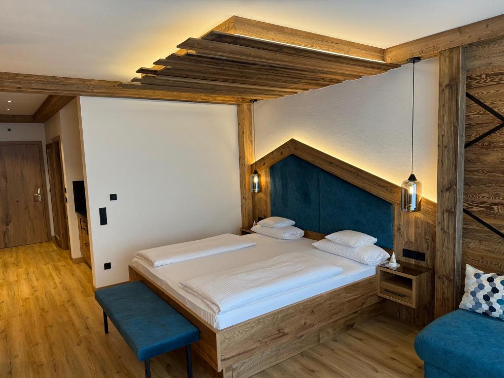 Postel nebo postele na pokoji v ubytování Hotel am Schloßberg