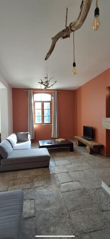 un salon avec deux canapés et une télévision dans l'établissement Chez Maï Gîte de Novella, à Novella