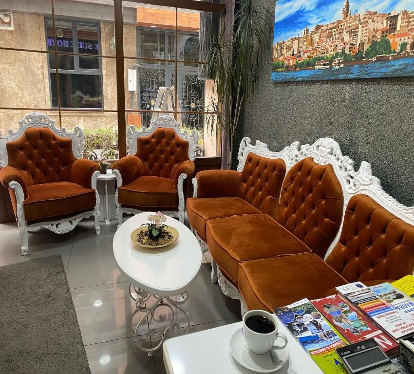 Een zitgedeelte bij Unique Suite Hotel