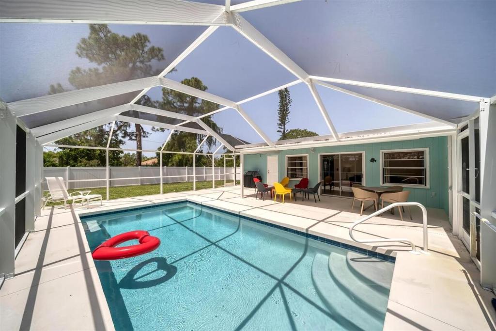 Πισίνα στο ή κοντά στο Lucky Vacation Homes - Fun Venice Beach Pool Villa with Bikes Kayaks & More