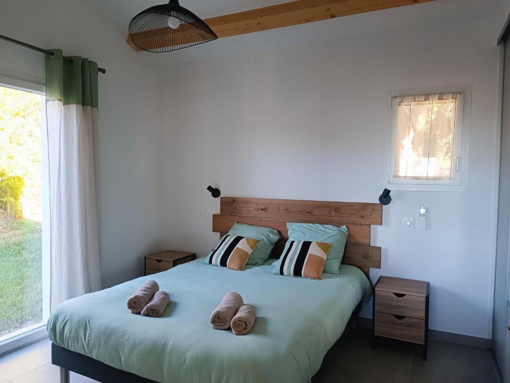 Postel nebo postele na pokoji v ubytování L'Aloha Gîte de charme au cœur de Fayence avec Vue Panoramique