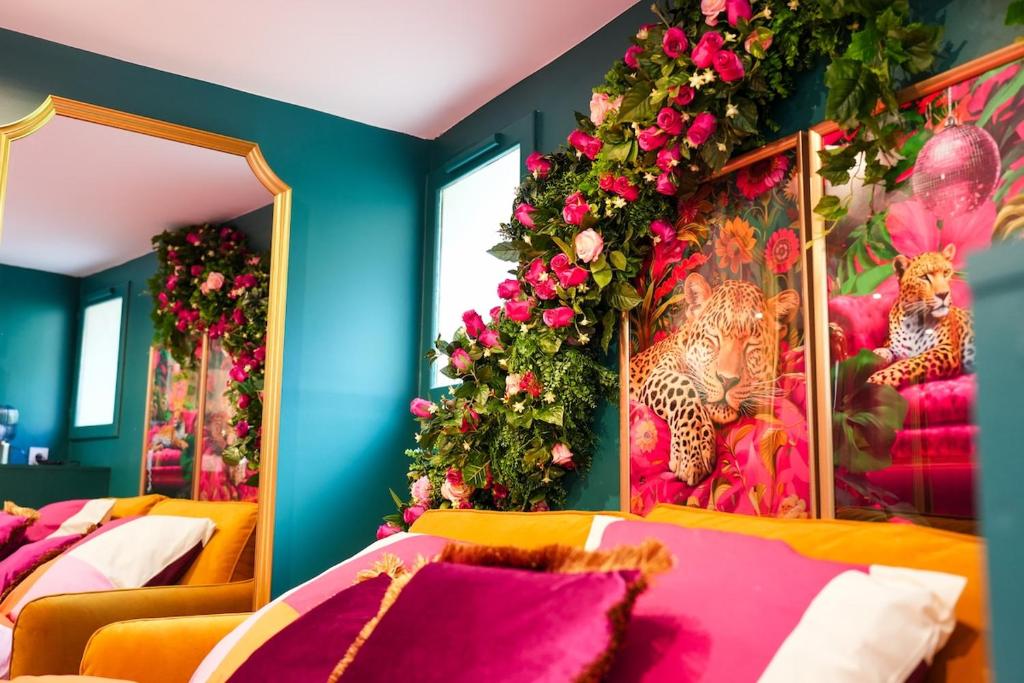 Cette chambre comprend 2 lits ornés de fleurs. dans l'établissement L'Instant Boudoir - Parenthèse élégante à Rouen, à Rouen