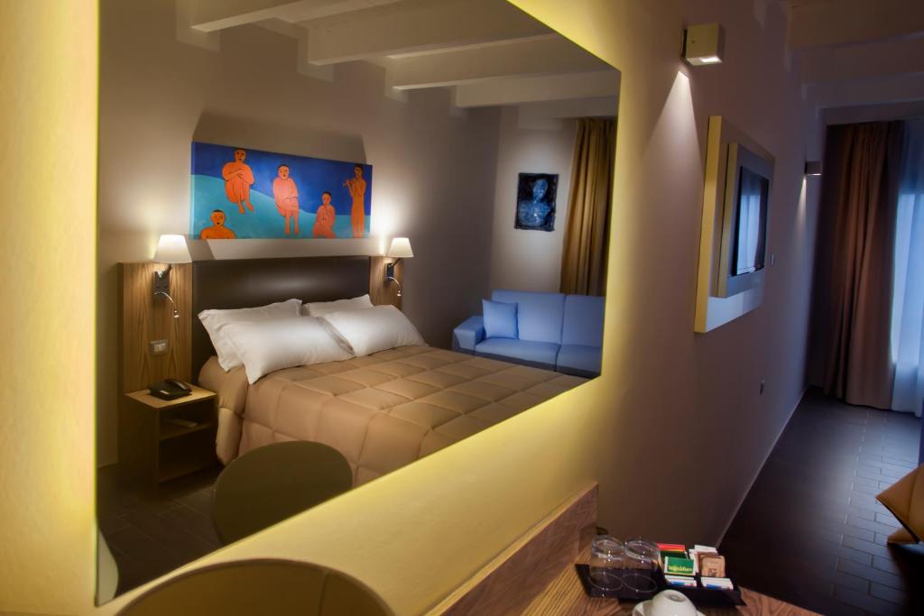 um pequeno quarto com uma cama num quarto em La Maison D'Art em Santa Teresa Gallura