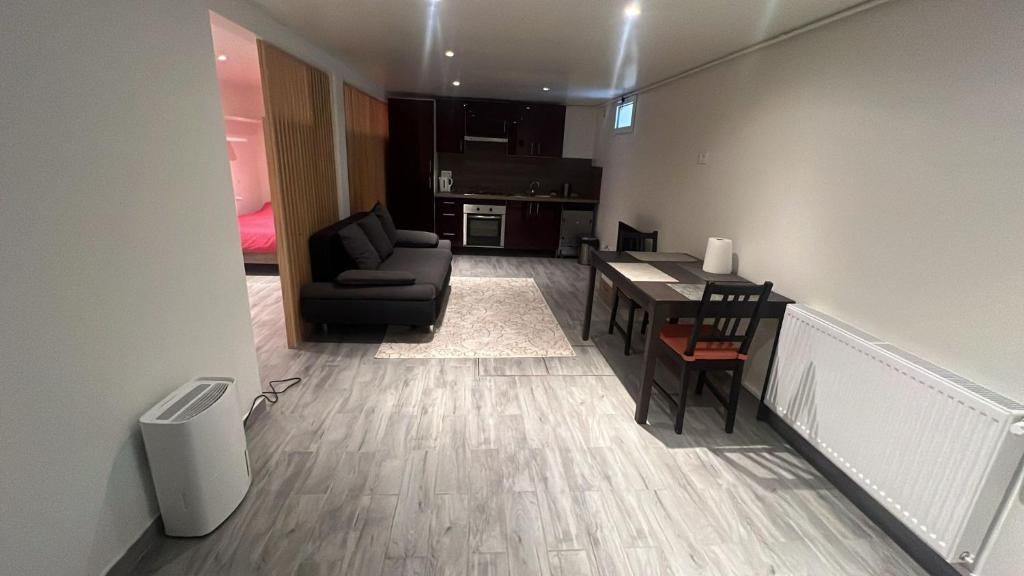 un salon avec un canapé et une table dans une pièce dans l'établissement Sous sol refait à neuf, à Champigny-sur-Marne