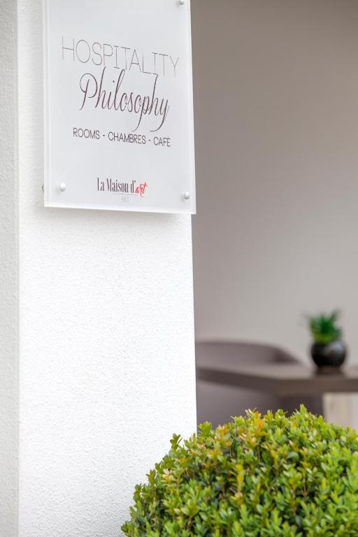 Um certificado, prêmio, placa ou outro documento exibido em La Maison D'Art