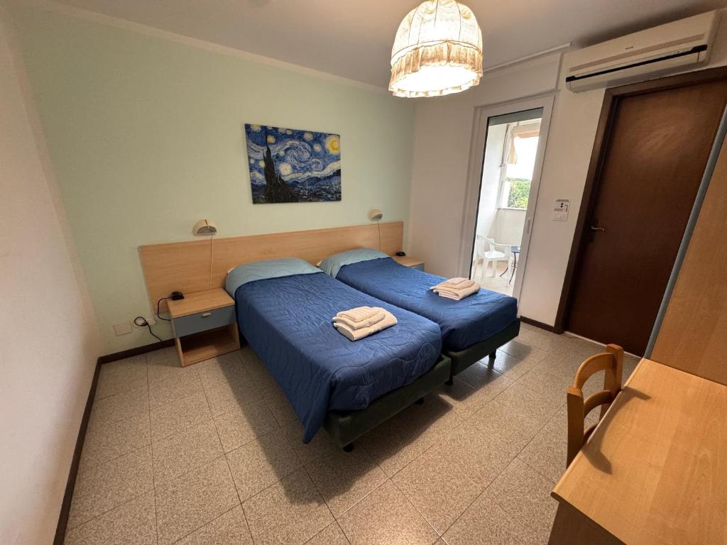 A bed or beds in a room at Hotel Villa Augusta