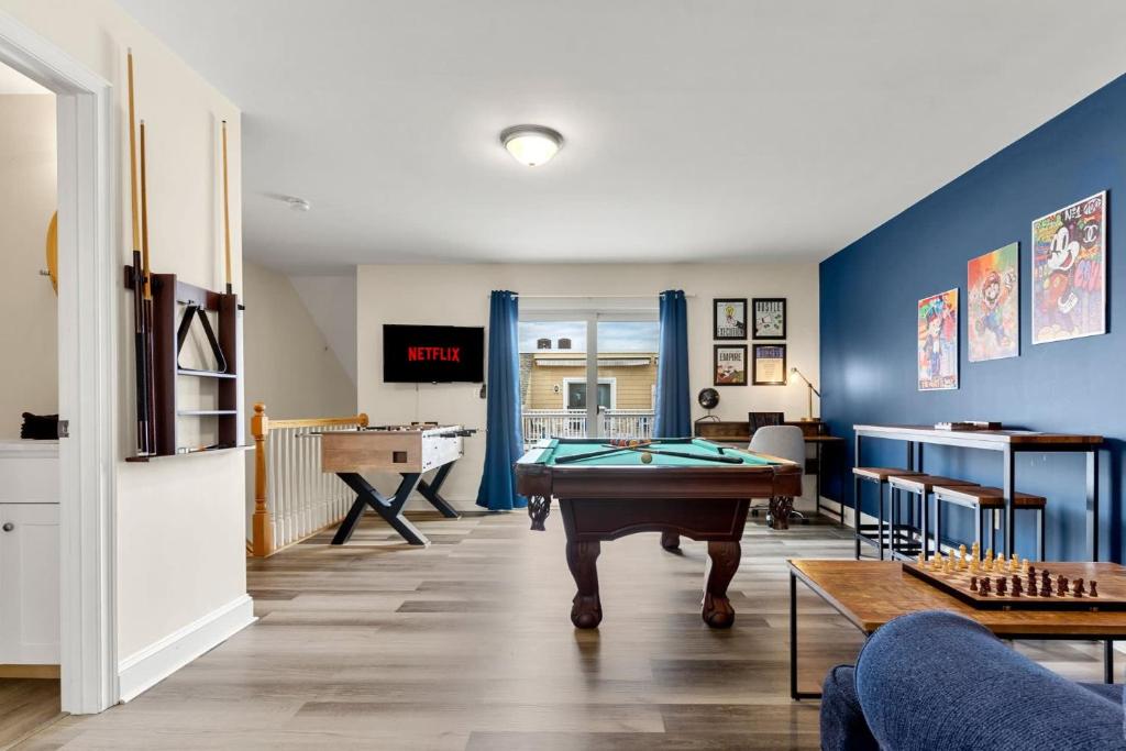 Τραπέζι μπιλιάρδου στο Fun Game Room Steps to Beach 2 Level Lux Condo