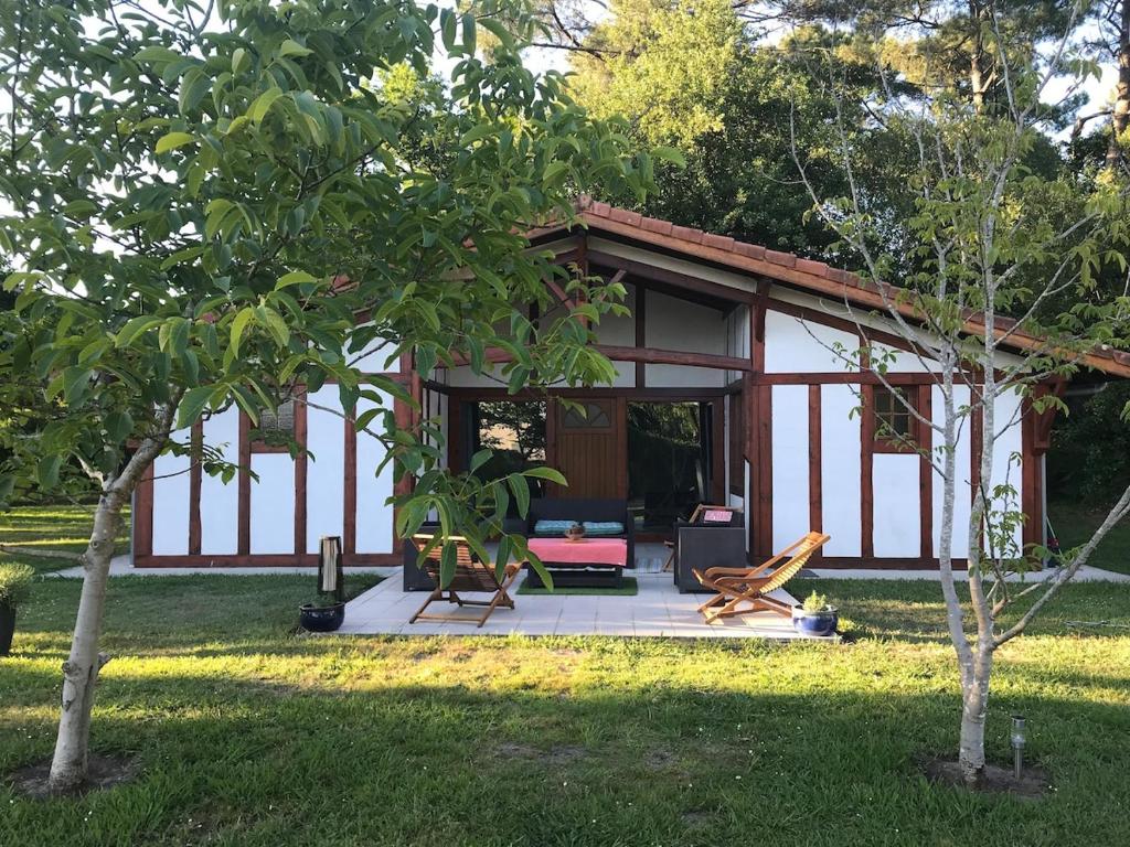 une résidence avec un jardin et une maison dans l'établissement La Demeure des Fougères, à Gastes