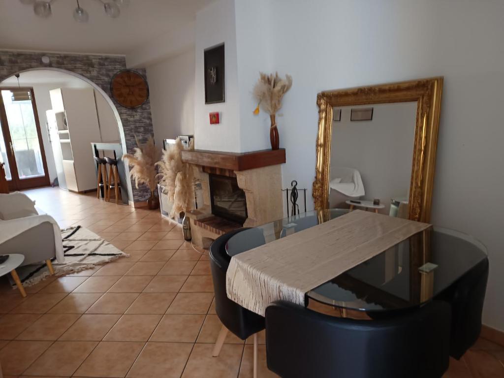 un salon avec une table et une cheminée dans l'établissement Welcom Jouarre, à Jouarre