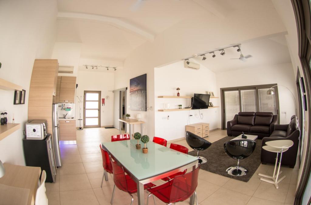 sala de estar con mesa y sillas en una habitación en Olivier Residence en Nicosia