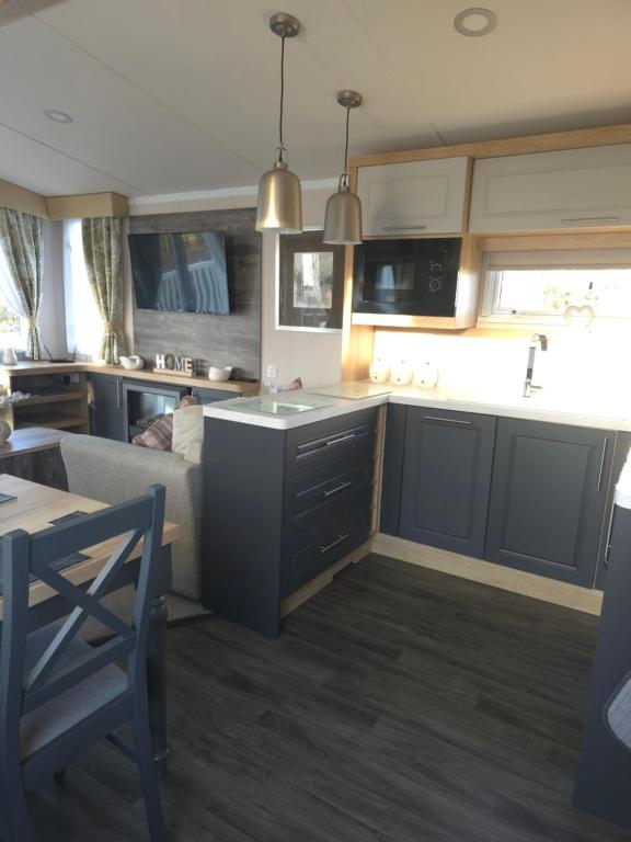 Kuchyň nebo kuchyňský kout v ubytování Silver 3 Bed Static Caravan With Patio