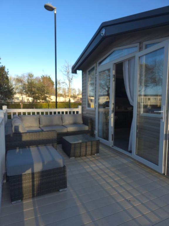 Balkón nebo terasa v ubytování Silver 3 Bed Static Caravan With Patio