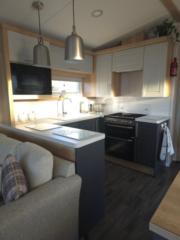 Kuchyň nebo kuchyňský kout v ubytování Silver 3 Bed Static Caravan With Patio