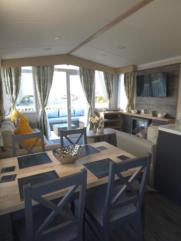Posezení v ubytování Silver 3 Bed Static Caravan With Patio