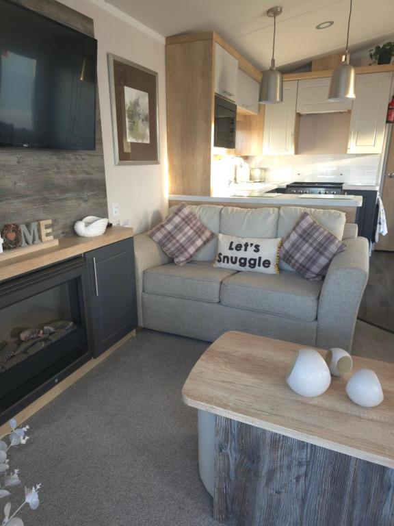 Kuchyň nebo kuchyňský kout v ubytování Silver 3 Bed Static Caravan With Patio
