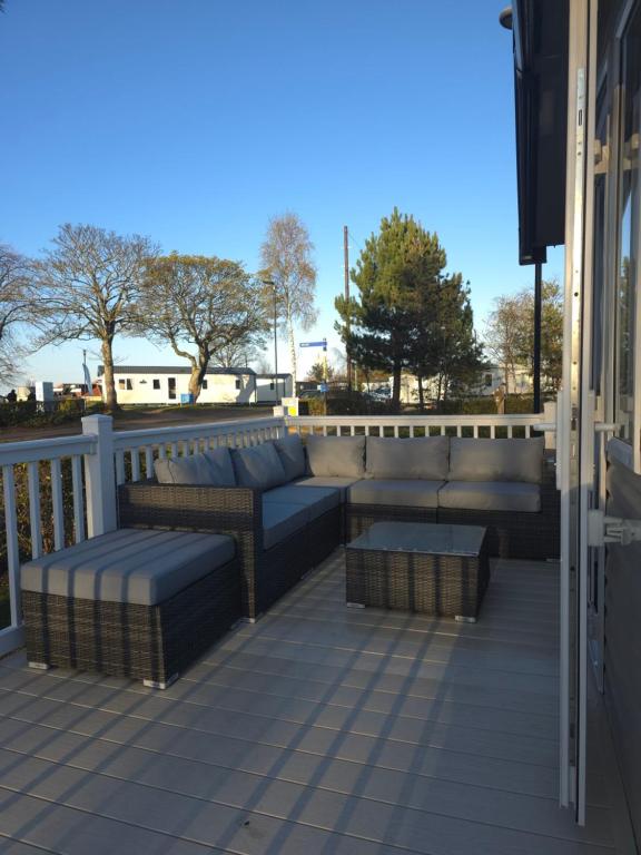 Balkón nebo terasa v ubytování Silver 3 Bed Static Caravan With Patio