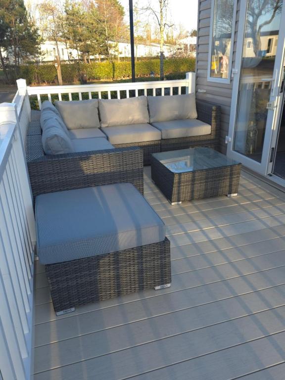 Posezení v ubytování Silver 3 Bed Static Caravan With Patio