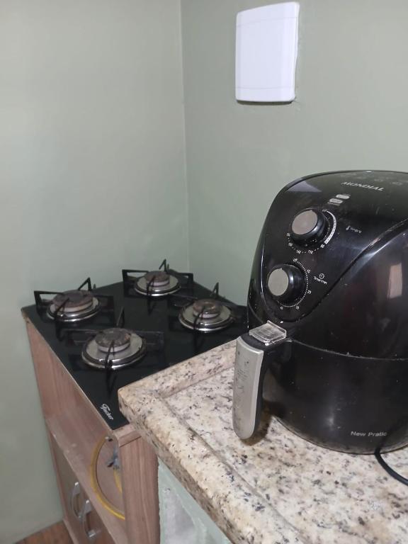 インビトゥバにあるTatiane cristinoのカウンターの上に座る黒いコンロトップオーブン