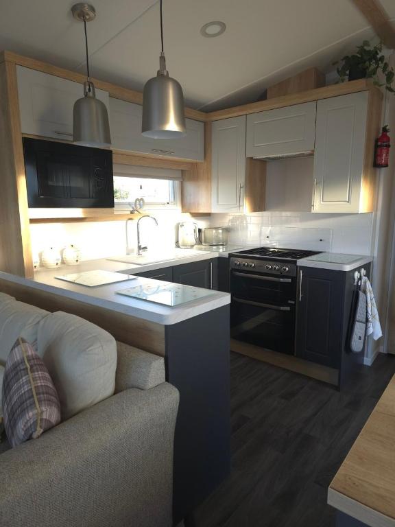 Kuchyň nebo kuchyňský kout v ubytování Silver 3 Bed Static Caravan With Patio