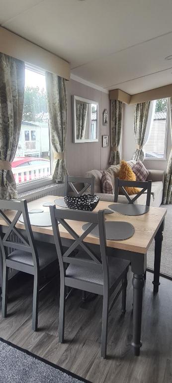 Posezení v ubytování Silver 3 Bed Static Caravan With Patio