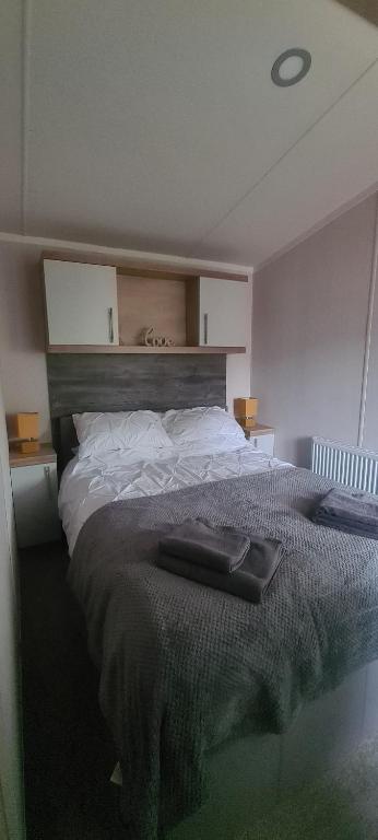 Postel nebo postele na pokoji v ubytování Silver 3 Bed Static Caravan With Patio