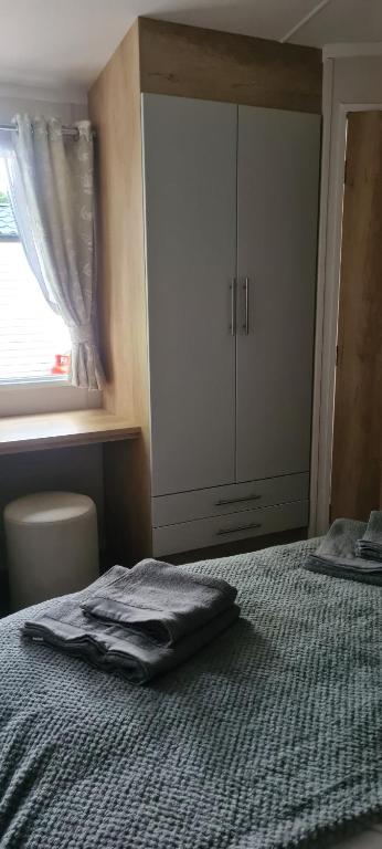 Postel nebo postele na pokoji v ubytování Silver 3 Bed Static Caravan With Patio