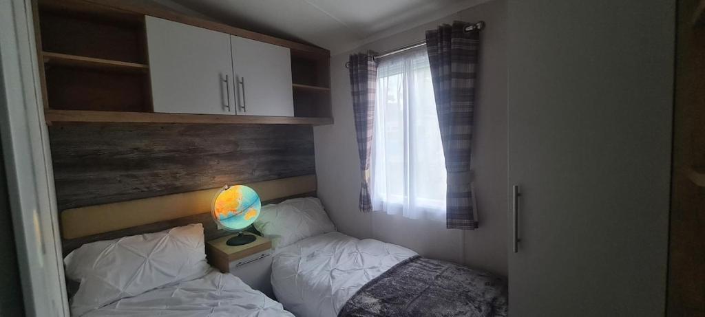 Postel nebo postele na pokoji v ubytování Silver 3 Bed Static Caravan With Patio