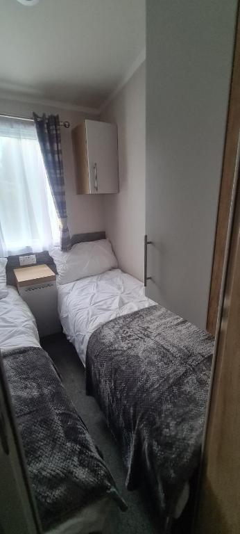 Postel nebo postele na pokoji v ubytování Silver 3 Bed Static Caravan With Patio